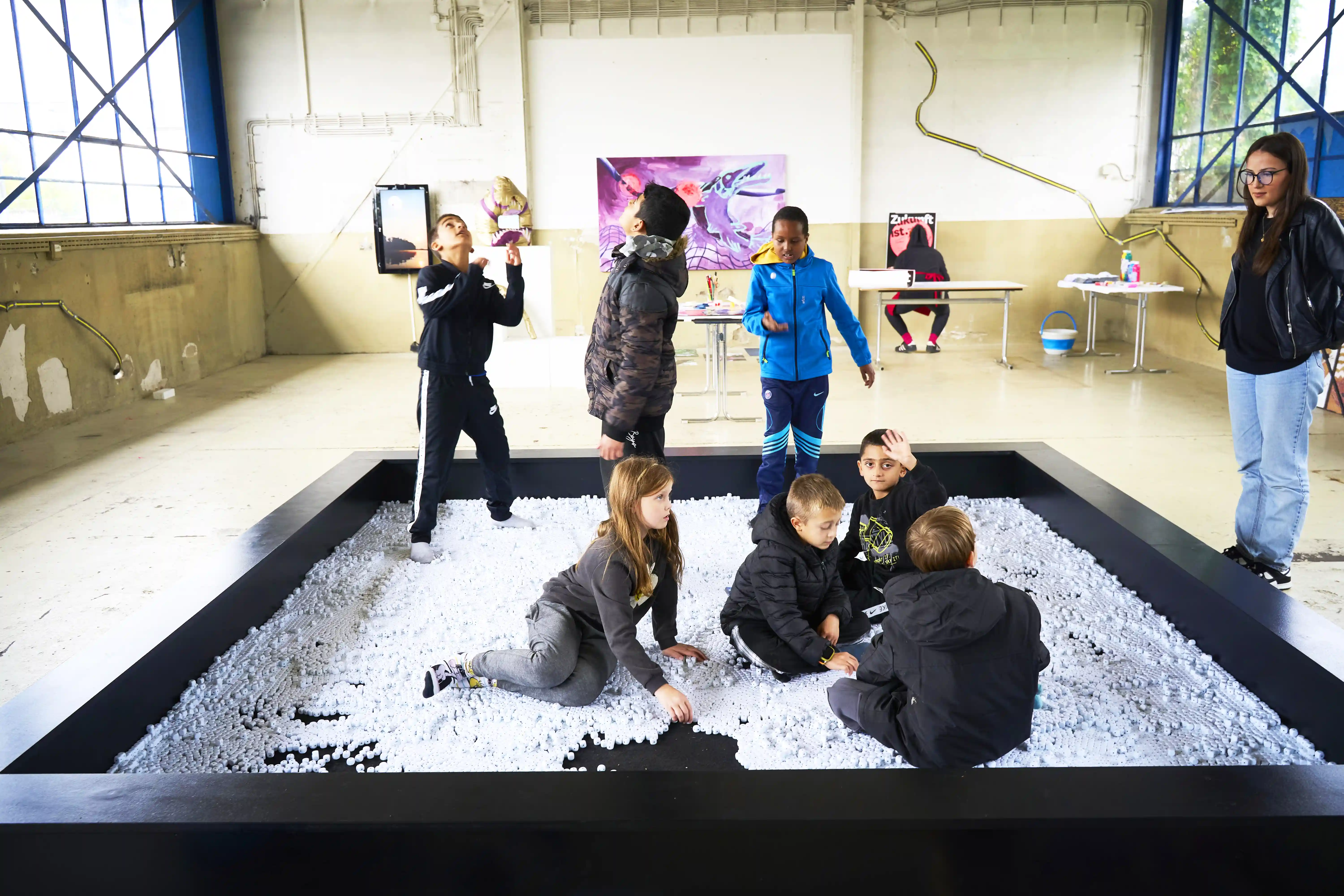 Kinder spielen im Kunstwerk von Olsen im workshop Ich bin Zukunft!, KFZ, 2024